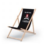 Liegestuhl aus Holz mit schwwarzer Liegefläche und mittigem Aufdruck in Weiß "Cola mit Kick ColaRebell", mittig aufdruck des Logos