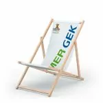 Liegestuhl aus Holz mit weißer Liegefläche und 'Deutschland bewegt sich!'-Logo am oberen linken Rand sowie grünem "Barmer"- und blauem "GEK"-Schriftzug von links unten nach rechts oben