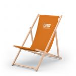 Liegestuhl aus Holz mit oranger Liegefläche und Aufdruck am oberen rand der Leigefläche in weiß "DAK Gesundheit"
