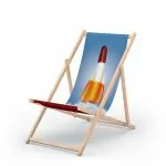 Liegestuhl aus Holz mit blauer Liegefläche und Aufdruck eines Eises in Raktenform in den Farben rot, weiß und gelb