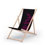 Liegestuhl aus Holz mit schwarzer Liegefläche und roser Punkten mittig-rechts verteilt, Aufdruck rechts mittig von unten nach oben in rosa "hall"