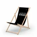 Liegestuhl aus Holz mit schwarzer Liegefläche und Aufdruck "nice Dues play Keyboards"