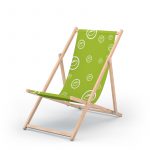 Liegestuhl aus Holz mit hellgrüner Liegefläche und dem Logo als Aufdruck in Weiß