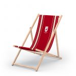 Liegestuhl aus Holz mit roter Liegefläche und Weißen Längsstreifen und mittigem Aufdruck "Parkhäusli" und dessen Logo