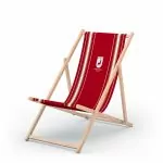 Liegestuhl aus Holz mit roter Liegefläche und Weißen Längsstreifen und mittigem Aufdruck "Parkhäusli" und dessen Logo