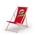 Liegestuhl aus Holz mit roter Liegefläche und Aufdruck "Pringles" und dessen Logo