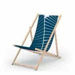 Liegestuhl aus Holz mit blau-weißer Liegefläche