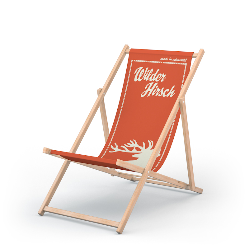 Liegestuhl aus Holz mit rot-orange Liegefläche und Aufdruck "Wilder Hirsch"
