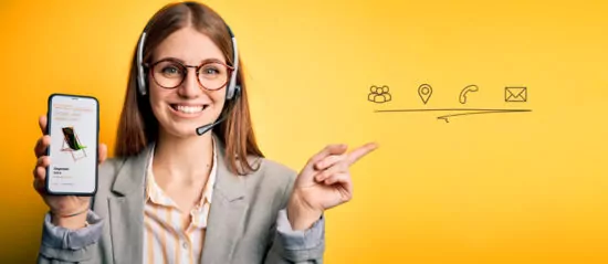 Für weitere Fragen und Informationen nehmen Sie einfach Kontakt zu uns auf gelber Hintergurnd, junge Frau in Business-Kleidung mit Bille und brauen langen Haaren, sowie einem Headset auf dem Kopf, hält einHändy in Ihrer rechten Hand und zeigt mit der linken Hand auf 4 Symbole